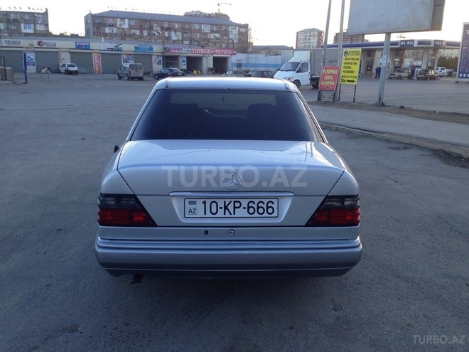 Mercedes E 220 1993, 230,000 km - 2.2 л - Bakı