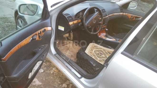Mercedes E 350 2006, 200,000 km - 3.5 l - Qazax