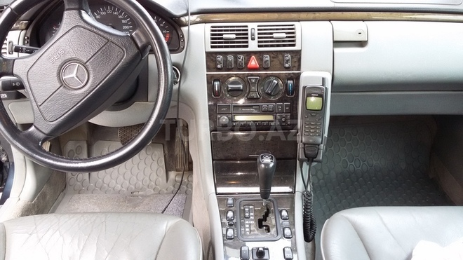 Mercedes E 240 1999, 220,633 km - 2.4 l - Xırdalan