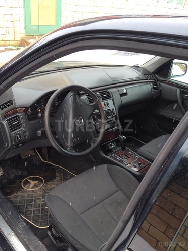 Mercedes E 270 2001, 223,695 km - 2.7 l - Masallı