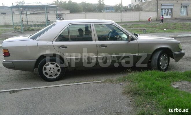 Mercedes E 230 1992, 180,542 km - 2.3 л - Yevlax