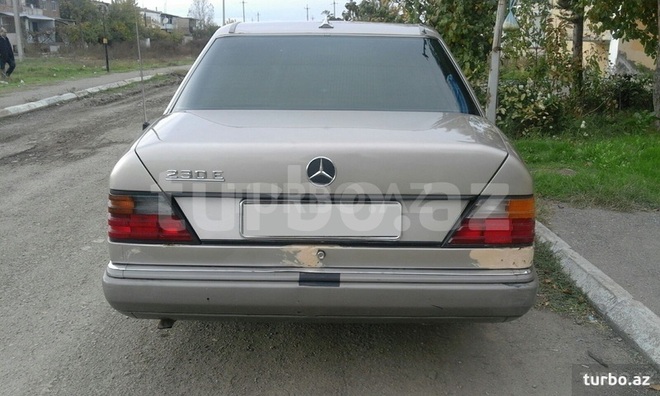 Mercedes E 230 1992, 180,542 km - 2.3 л - Yevlax