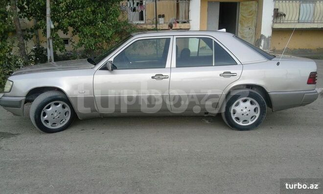 Mercedes E 230 1992, 180,542 km - 2.3 л - Yevlax