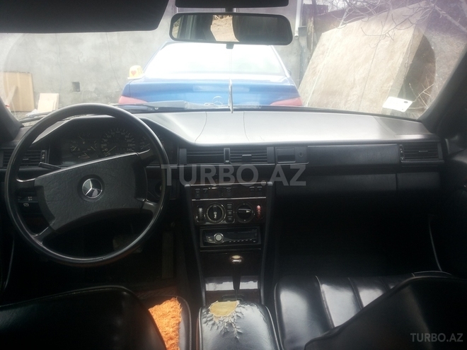 Mercedes E 300 1988, 45,323,543 km - 0.3 l - Sumqayıt