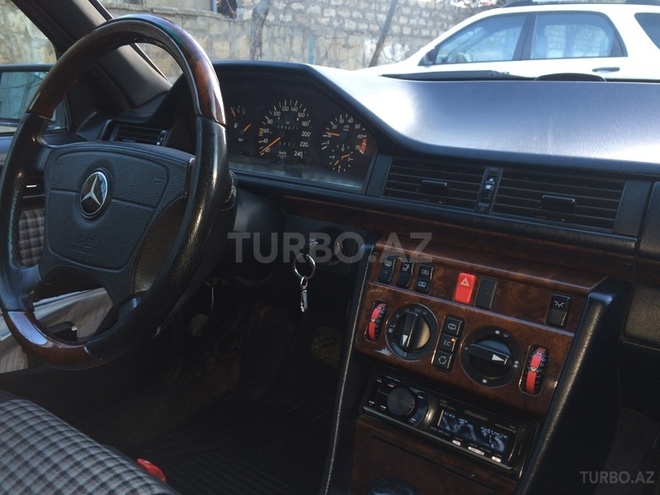 Mercedes E 220 1994, 250,000 km - 2.2 l - Bakı