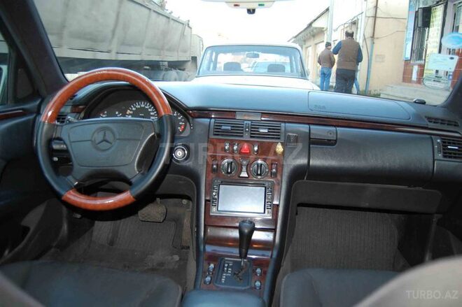 Mercedes E 200 1997, 340,000 km - 2.0 l - Bakı