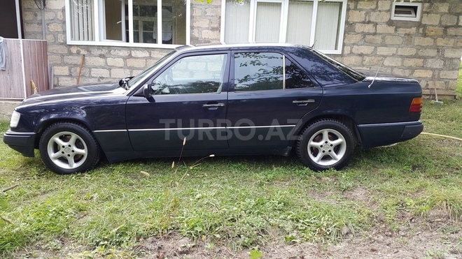 Mercedes E 200 1990, 320,700 km - 2.0 l - Qusar
