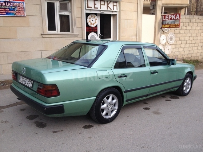 Mercedes E 240 1988, 250,000 km - 2.4 л - Bakı