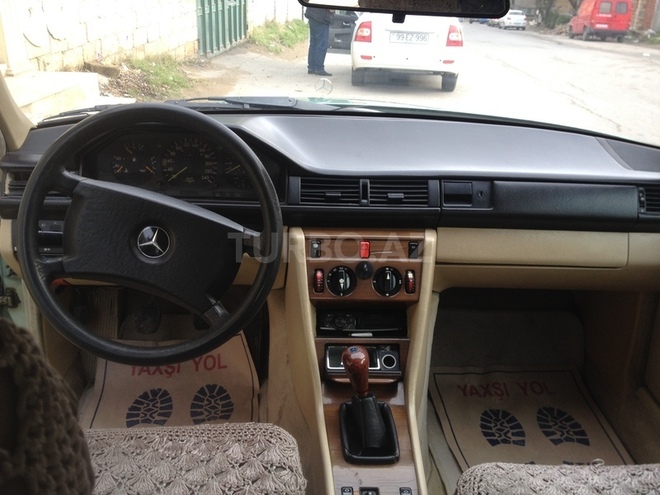 Mercedes E 240 1988, 250,000 km - 2.4 л - Bakı