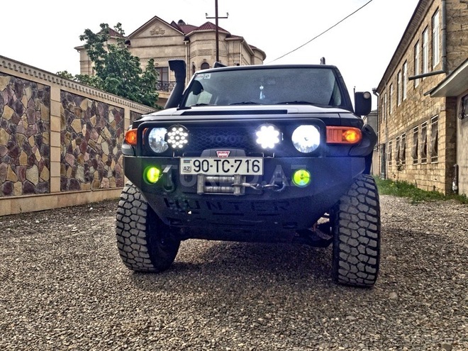 Toyota FJ Cruiser 2010, 103,000 km - 4.0 л - Quba