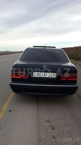 Mercedes E 270 1999, 226,000 km - 2.7 l - Xırdalan