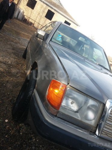 Mercedes E 200 1991, 50,000 km - 0.6 l - Saatlı