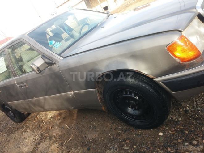 Mercedes E 200 1991, 50,000 km - 0.6 l - Saatlı