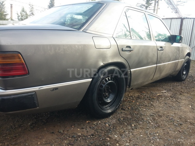 Mercedes E 200 1991, 50,000 km - 0.6 l - Saatlı