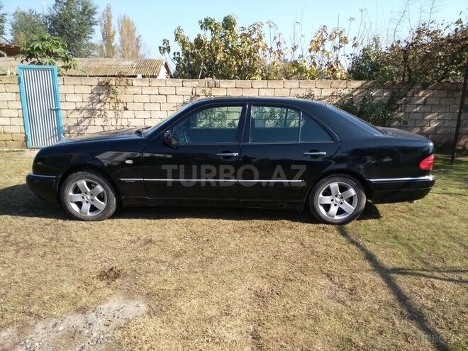Mercedes E 240 1999, 208,500 km - 2.4 l - Saatlı