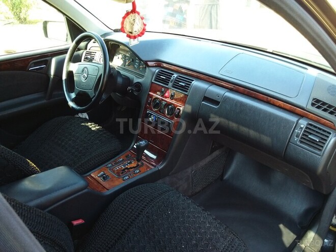 Mercedes E 240 1999, 208,500 km - 2.4 l - Saatlı