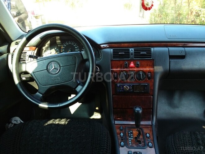 Mercedes E 240 1999, 208,500 km - 2.4 l - Saatlı