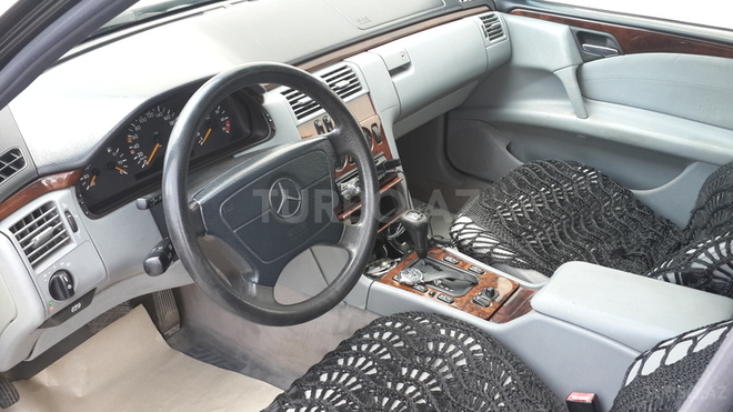 Mercedes E 240 1998, 30,000 km - 2.4 l - Quba