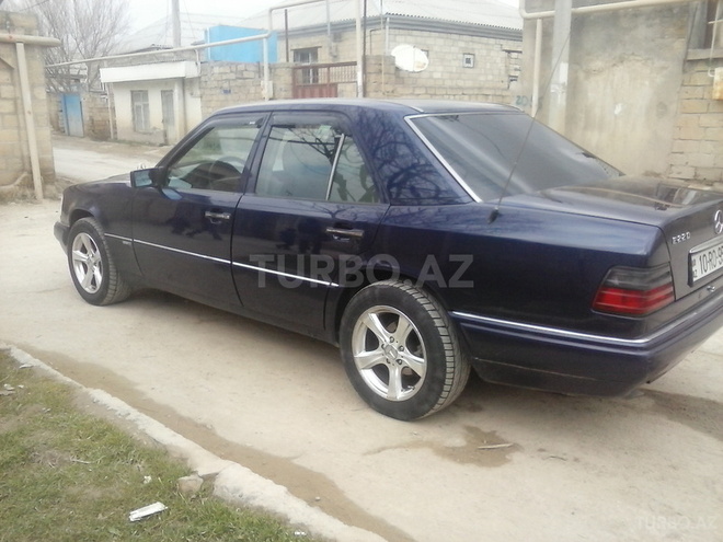 Mercedes E 220 1995, 200,000 km - 2.2 l - Bakı