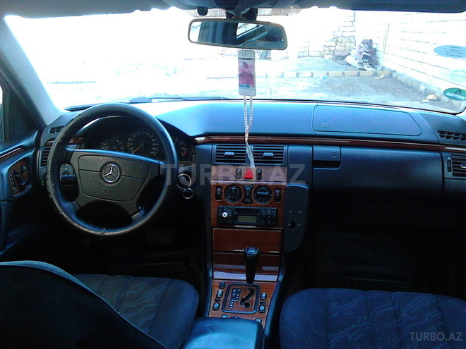 Mercedes E 200 1999, 253,000 km - 2.0 л - Astara