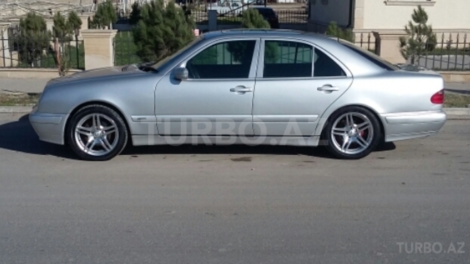 Mercedes E 220 2001, 205,000 km - 2.2 l - Bakı
