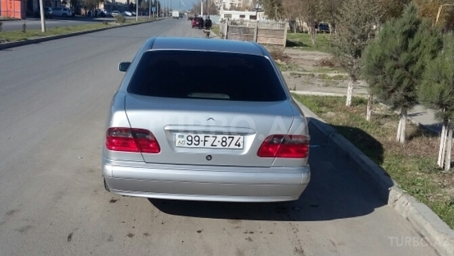 Mercedes E 220 2001, 205,000 km - 2.2 l - Bakı