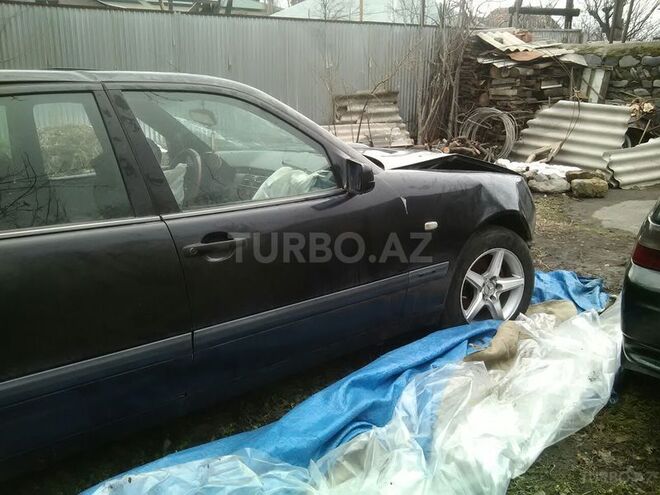 Mercedes E 230 1995, 210,000 km - 2.3 l - Qax