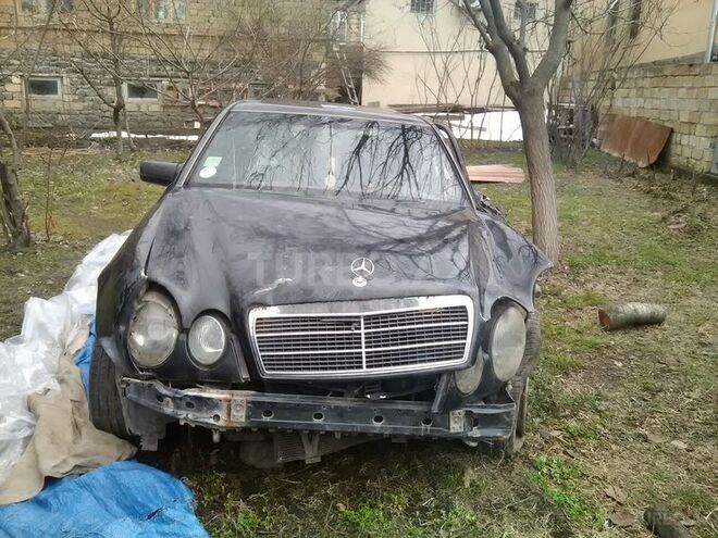 Mercedes E 230 1995, 210,000 km - 2.3 l - Qax