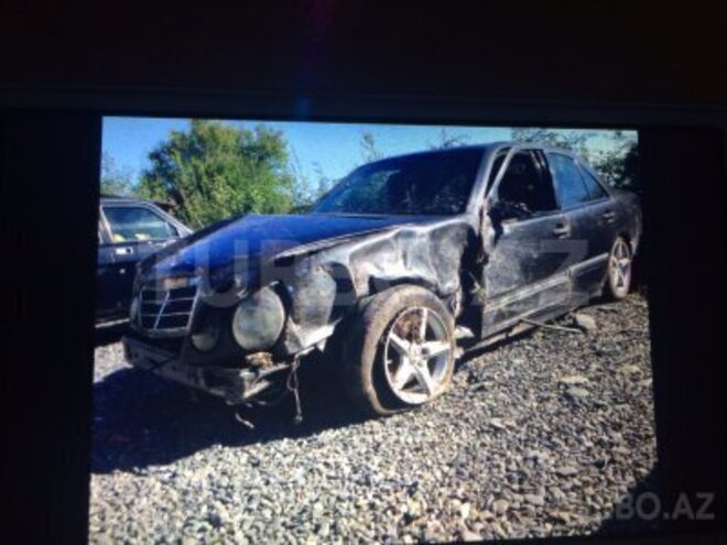 Mercedes E 230 1995, 210,000 km - 2.3 l - Qax
