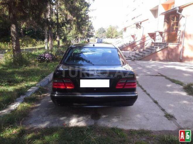 Mercedes E 240 2001, 233,000 km - 2.6 l - Bakı