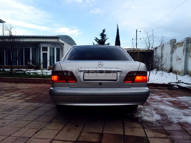 Mercedes E 320 2001, 257,000 km - 3.2 l - Bakı
