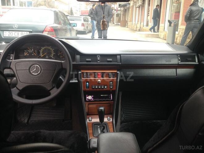 Mercedes E 320 1995, 302,000 km - 0.4 l - Bakı