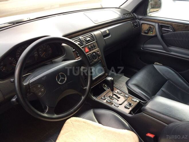 Mercedes E 220 1999, 22,000 km - 0.4 l - Bakı