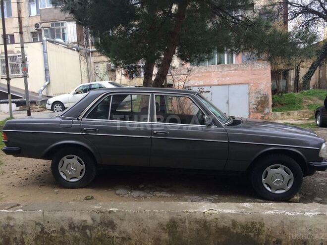 Mercedes E 230 1982, 230,000 km - 2.0 л - Bakı