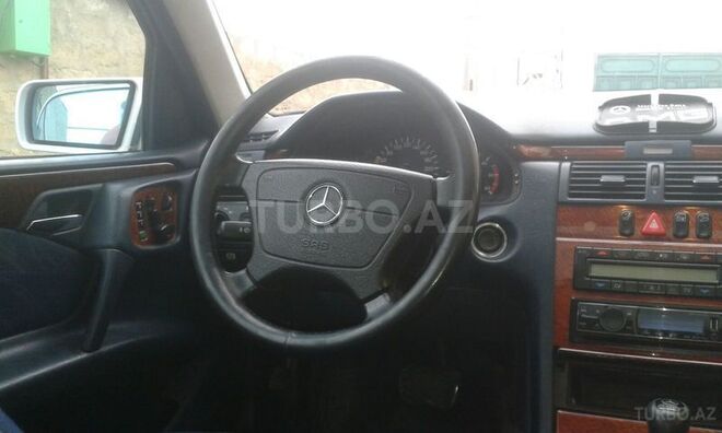 Mercedes E 220 1999, 212,000 km - 2.2 л - Bakı