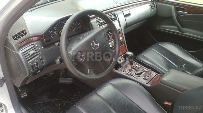 Mercedes E 220 2001, 390,000 km - 2.2 l - Sumqayıt