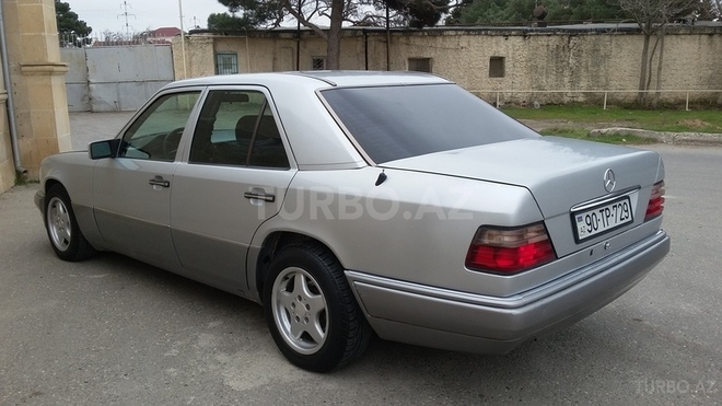 Mercedes E 220 1995, 235,000 km - 2.2 l - Bakı