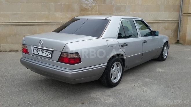 Mercedes E 220 1995, 235,000 km - 2.2 l - Bakı