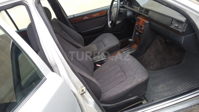 Mercedes E 220 1995, 235,000 km - 2.2 l - Bakı
