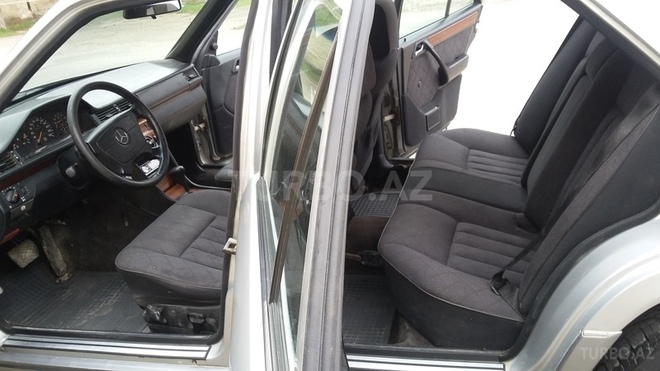 Mercedes E 220 1995, 235,000 km - 2.2 l - Bakı