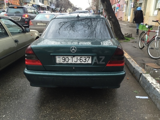 Mercedes C 220 1999, 235,000 km - 2.2 l - Bakı