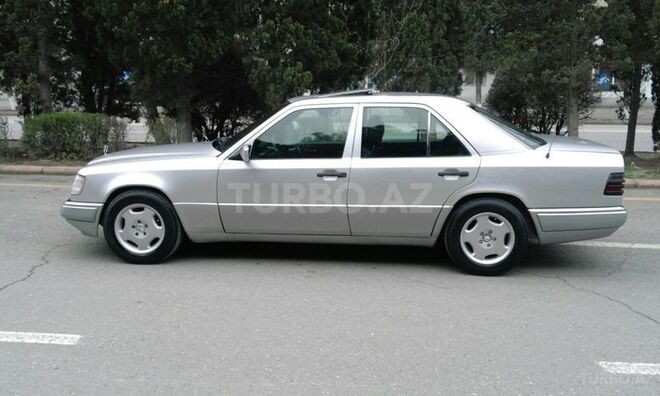 Mercedes E 200 1995, 165,000 km - 2.0 l - Sumqayıt