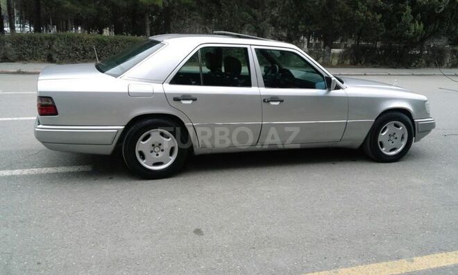 Mercedes E 200 1995, 165,000 km - 2.0 l - Sumqayıt