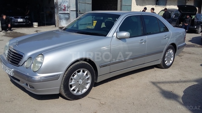 Mercedes E 220 2001, 19,000 km - 2.2 l - Bakı