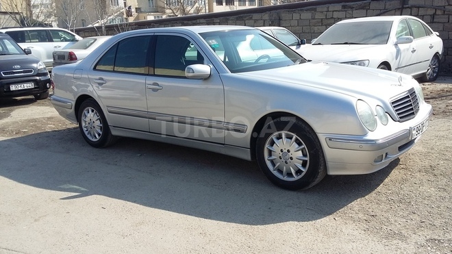Mercedes E 220 2001, 19,000 km - 2.2 l - Bakı