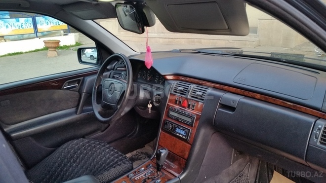 Mercedes E 240 1998, 220,000 km - 2.4 l - Gəncə