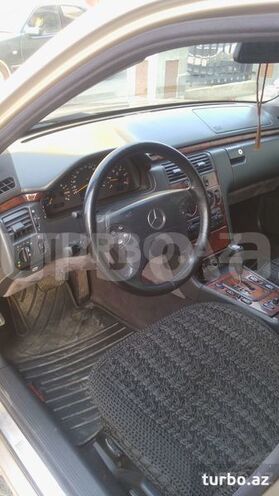 Mercedes E 220 2000, 345,550 km - 2.2 l - Bərdə