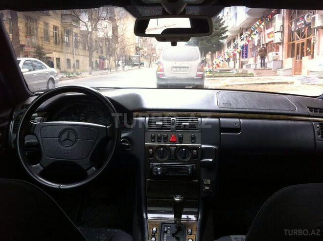 Mercedes E 230 1997, 285,000 km - 2.3 l - Bakı