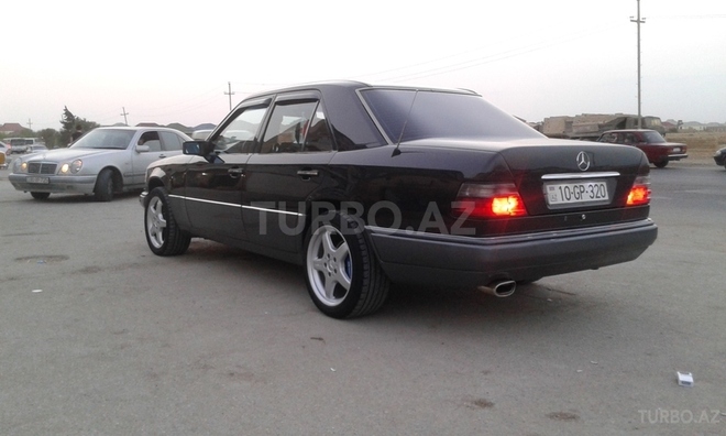 Mercedes E 220 1994, 289,000 km - 2.2 l - Bakı