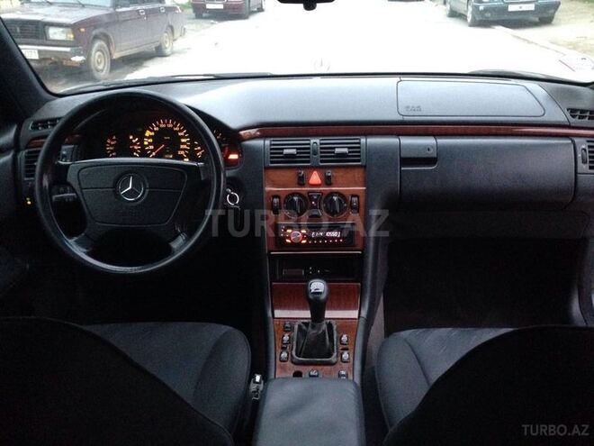 Mercedes E 220 1995, 550,000 km - 2.2 l - Sumqayıt
